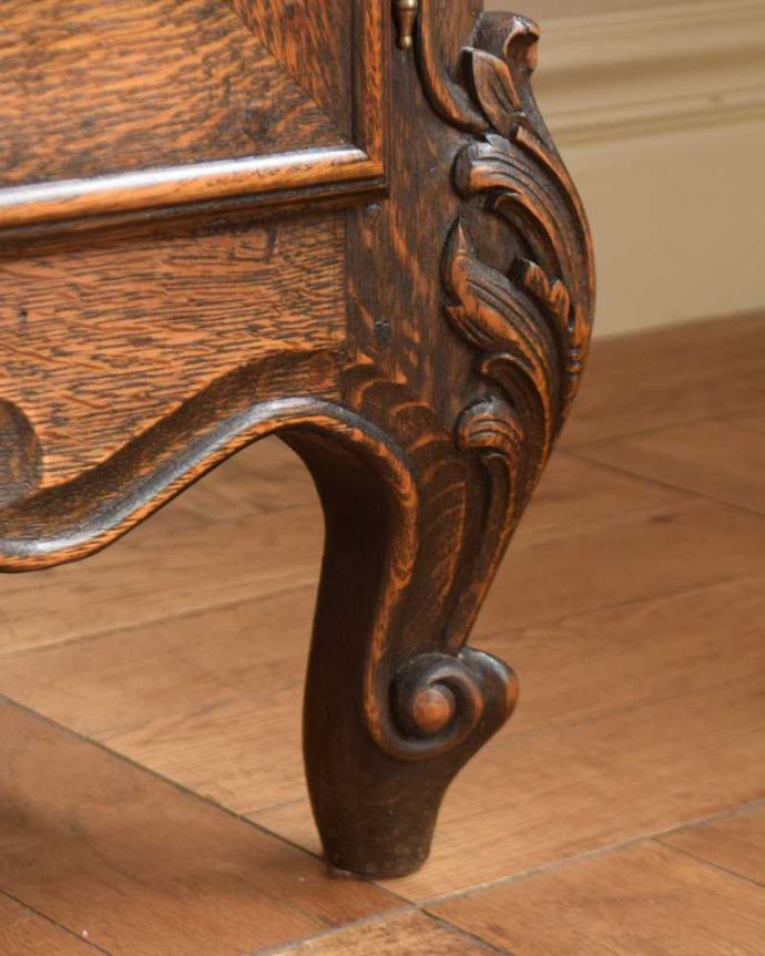 アンティークのキャビネット アンティーク家具 ガラス扉キャビネット、フランスから到着したアンティーク家具(食器棚)。女性1人でラクラク運べちゃう仕掛けHandleのアンティークは、脚の裏にフェルトキーパーをお付けしています。(j-2533-f)