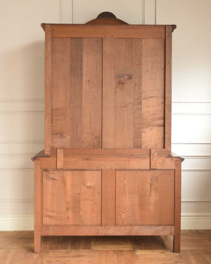 アンティークのキャビネット アンティーク家具 ガラス扉キャビネット、フランスから到着したアンティーク家具(食器棚)。もちろん後ろ姿もアンティークは新品ではないので経年変化によるキズはありますが、専門の職人がキレイにお直しをしているので、後ろ姿もキレイなんです。(j-2533-f)