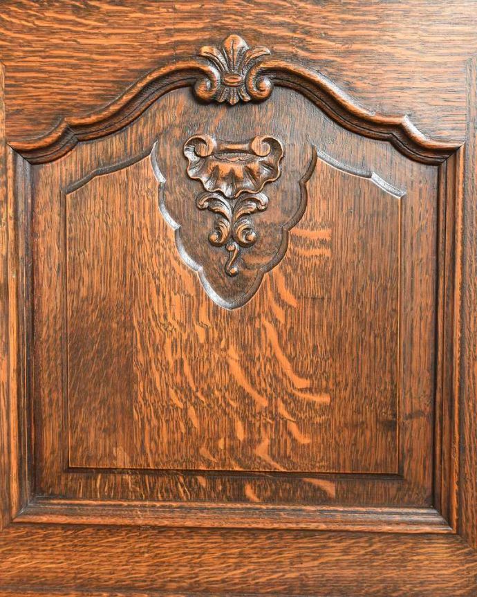 アンティークのキャビネット アンティーク家具 ガラス扉キャビネット、フランスから到着したアンティーク家具(食器棚)。美しい彫にうっとり…フランスらしいデザイン彫りが描かれた扉。(j-2533-f)