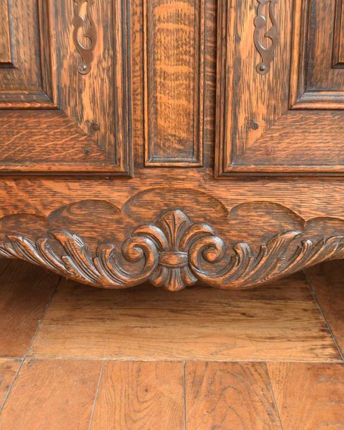 アンティークのキャビネット アンティーク家具 ガラス扉キャビネット、フランスから到着したアンティーク家具(食器棚)。優雅なデザインまだ機械が発達していない時代に、どうやって造ったんだろう・・・。(j-2533-f)