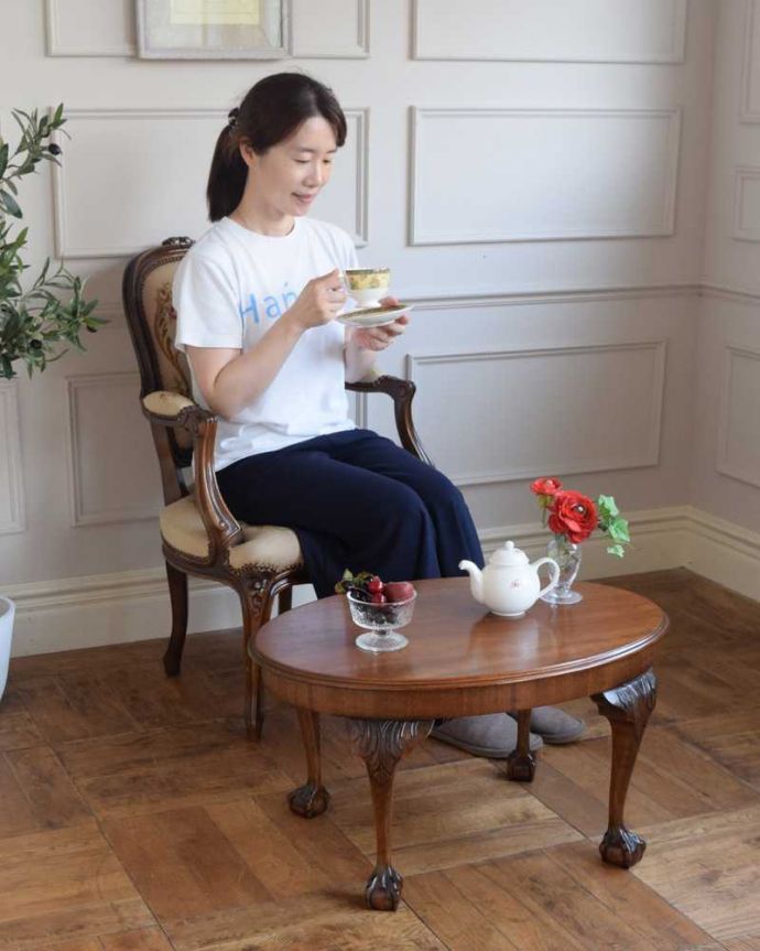 アンティークのテーブル　アンティーク家具　クロウ＆ボールの脚を持つコーヒーテーブル、アンティーク家具。優雅な時間が過ごせる英国スタイルのコーヒーテーブルどんな場所に置いても美しいデザインでみんなを魅了する英国アンティーク。(j-2534-f)