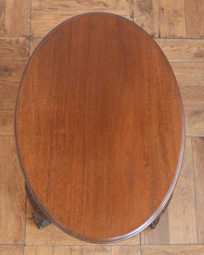 アンティークのテーブル　アンティーク家具　クロウ＆ボールの脚を持つコーヒーテーブル、アンティーク家具。天板を上から見ると･･･コーヒーテーブルの天板は毎日使う場所だから専門の職人がしっかり修復しました。(j-2534-f)