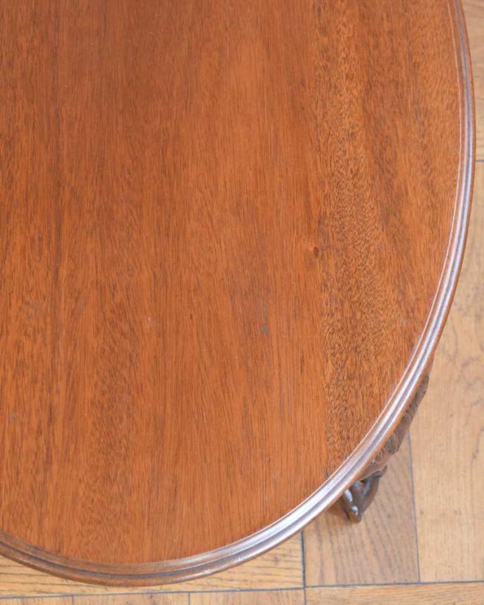 アンティークのテーブル　アンティーク家具　クロウ＆ボールの脚を持つコーヒーテーブル、アンティーク家具。近づいて見てみると…アンティークはもちろん新品ではないので小さなキズや汚れはありますが、キレイにお直ししたので満足して頂ける自信があります！。(j-2534-f)