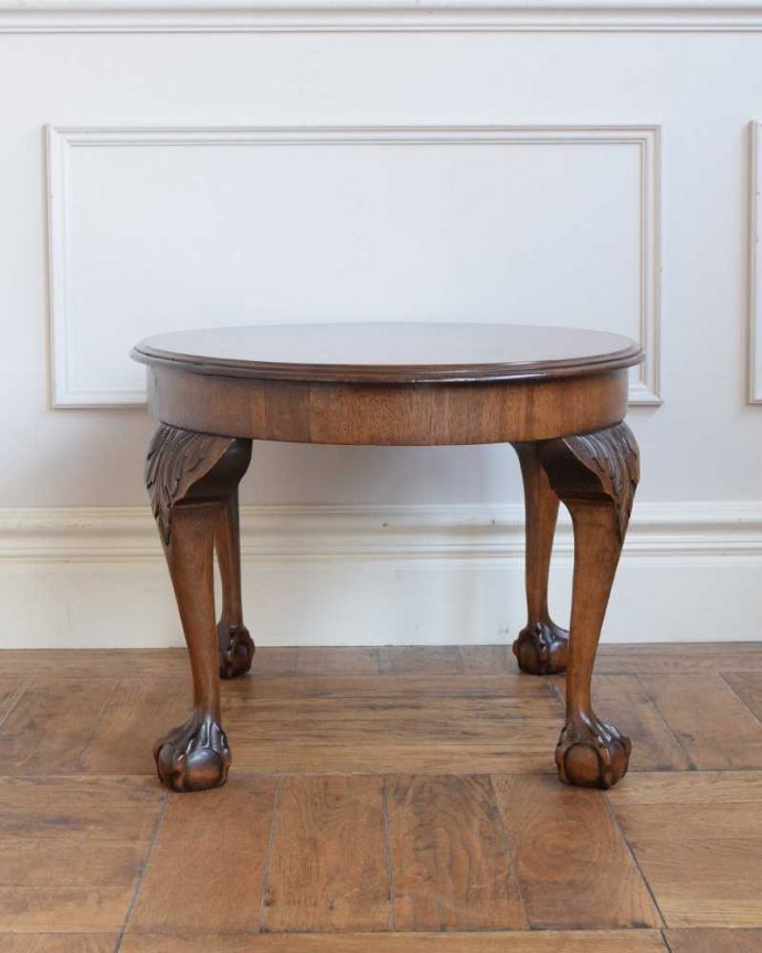 アンティークのテーブル　アンティーク家具　クロウ＆ボールの脚を持つコーヒーテーブル、アンティーク家具。こちら側も、もちろんキレイです！アンティークは新品ではないので、もちろん経年変化によるキズはありますが、専門の職人がキレイにお直しをしているので、後ろ姿までキレイです。(j-2534-f)