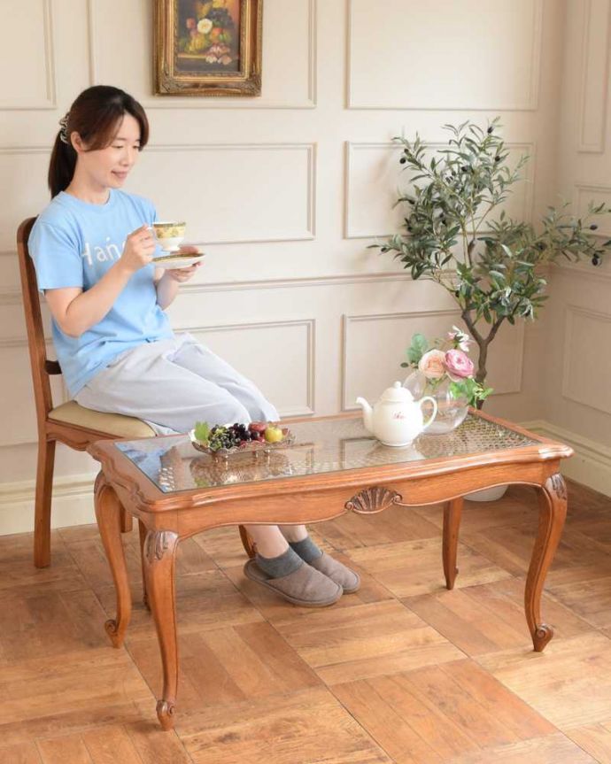 アンティークのテーブル アンティーク家具 フランス輸入の編み目が美しいガラス天板のアンティークのコーヒーテーブル。優雅な時間が過ごせるフランスらしさフランスらしい美しい脚のコーヒーテーブルは、見た目はもちろんここで過ごす時間も優雅にしてくれます。(j-2535-f)