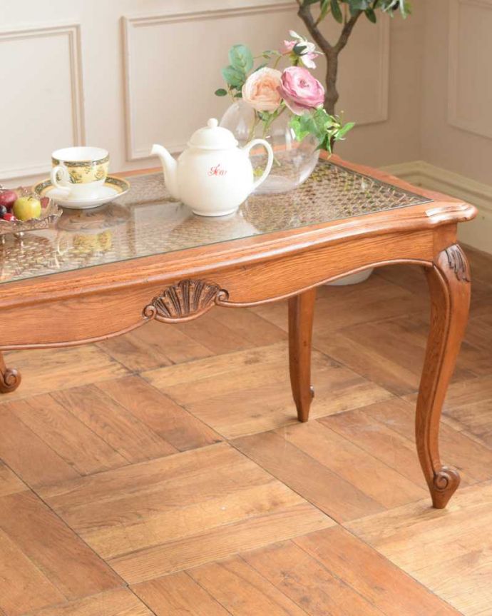 アンティークのテーブル アンティーク家具 フランス輸入の編み目が美しいガラス天板のアンティークのコーヒーテーブル。やっぱり自慢はこの脚線美フランスらしい猫脚を見るだけでなんだか満足しちゃう美しさ。(j-2535-f)