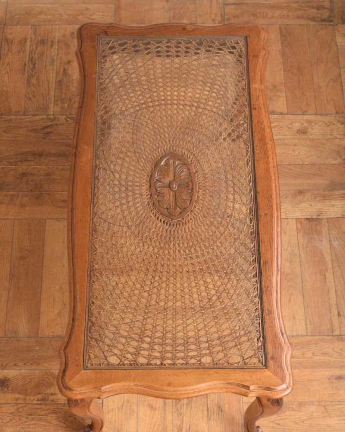 アンティークのテーブル アンティーク家具 フランス輸入の編み目が美しいガラス天板のアンティークのコーヒーテーブル。美しすぎる編み込みの模様にうっとり手編みで編んである細かい模様。(j-2535-f)