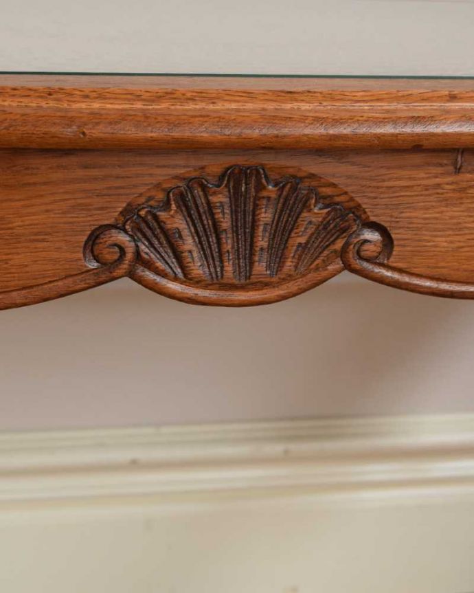 アンティークのテーブル アンティーク家具 フランス輸入の編み目が美しいガラス天板のアンティークのコーヒーテーブル。美しい彫にもうっとり…さりげなく施された彫。(j-2535-f)