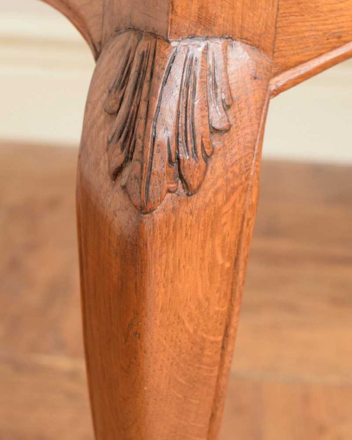 アンティークのテーブル アンティーク家具 フランス輸入の編み目が美しいガラス天板のアンティークのコーヒーテーブル。うっとりする美しさアンティークだから手に入る美しい彫。(j-2535-f)