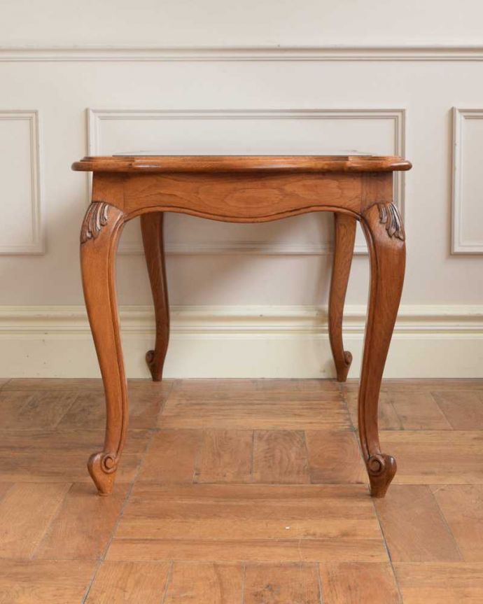 アンティークのテーブル アンティーク家具 フランス輸入の編み目が美しいガラス天板のアンティークのコーヒーテーブル。こちら側も、もちろんキレイです!アンティークは新品ではないので、もちろん経年変化によるキズはありますが、専門の職人がきちんと修復したので360度、どこから見てもキレイです。(j-2535-f)