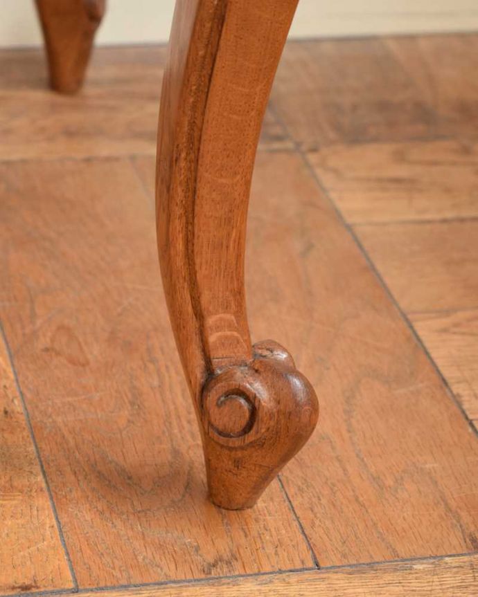 アンティークのテーブル アンティーク家具 フランス輸入の編み目が美しいガラス天板のアンティークのコーヒーテーブル。持ち上げなくても運べますHandleのアンティークは、脚の裏にフェルトキーパーをお付けしていますので、床を滑らせてカンタンに動かせます。(j-2535-f)