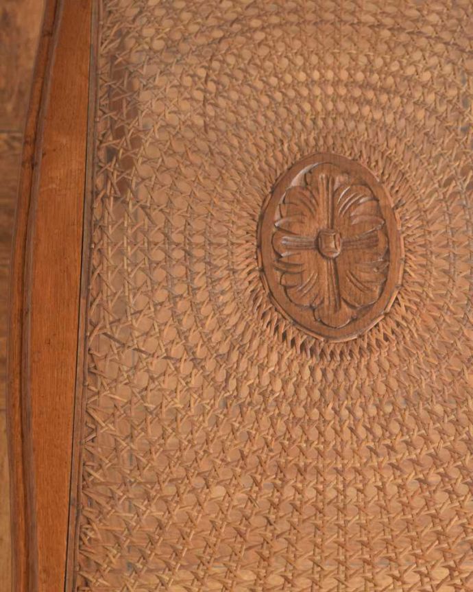 アンティークのテーブル アンティーク家具 フランス輸入の編み目が美しいガラス天板のアンティークのコーヒーテーブル。近づいて見てみると…こんな感じでとても細かい網目なんです。(j-2535-f)