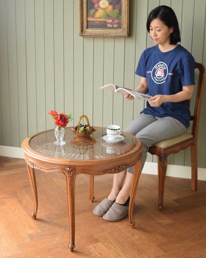 編み目が美しいガラス天板のアンティーク家具、優雅なフランスの