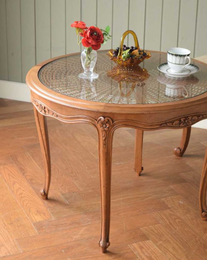 編み目が美しいガラス天板のアンティーク家具、優雅なフランスの
