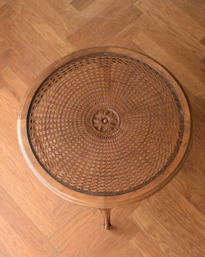 アンティークのテーブル アンティーク家具 編み目が美しいガラス天板のアンティーク家具、優雅なフランスのコーヒーテーブル。美しすぎる編み込みの模様にうっとり手編みで編んである細かい模様。(j-2536-f)