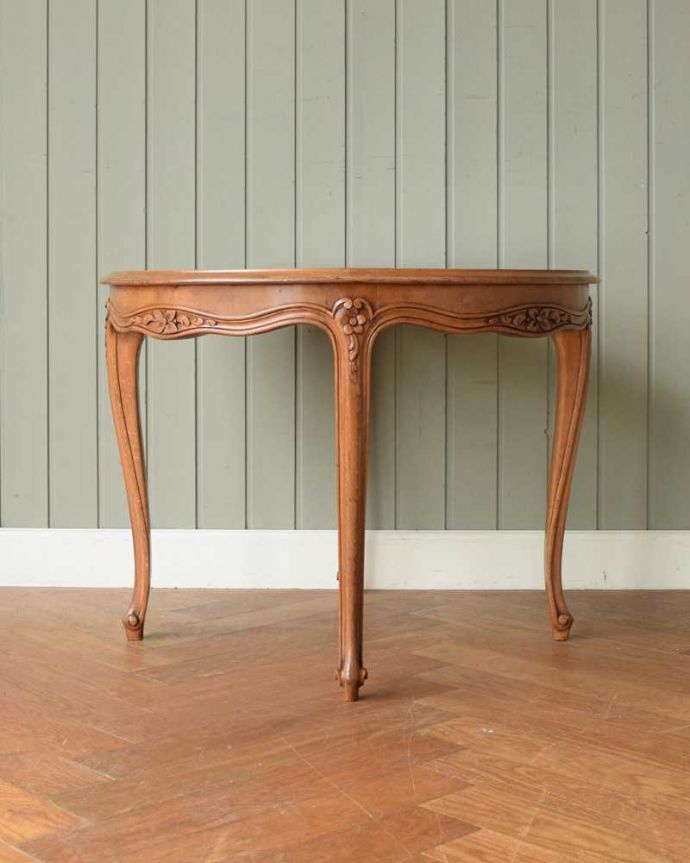 アンティークのテーブル アンティーク家具 編み目が美しいガラス天板のアンティーク家具、優雅なフランスのコーヒーテーブル。こちら側も、もちろんキレイです!アンティークは新品ではないので、もちろん経年変化によるキズはありますが、専門の職人がきちんと修復したので360度、どこから見てもキレイです。(j-2536-f)