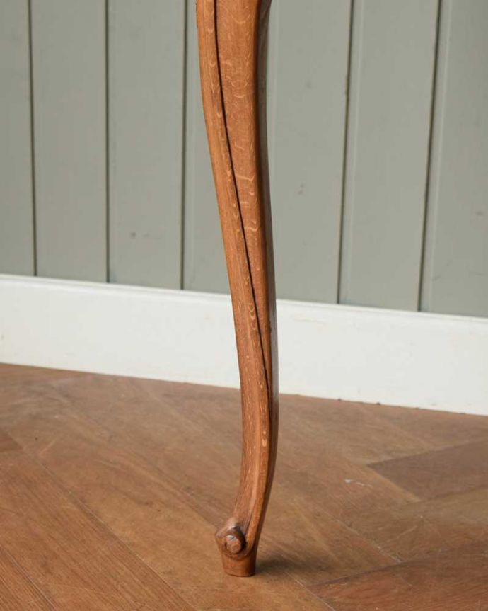 アンティークのテーブル アンティーク家具 編み目が美しいガラス天板のアンティーク家具、優雅なフランスのコーヒーテーブル。持ち上げなくても運べますHandleのアンティークは、脚の裏にフェルトキーパーをお付けしていますので、床を滑らせてカンタンに動かせます。(j-2536-f)