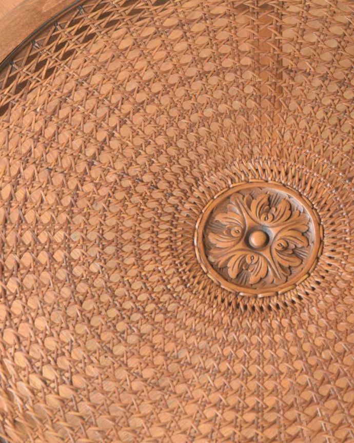 アンティークのテーブル アンティーク家具 編み目が美しいガラス天板のアンティーク家具、優雅なフランスのコーヒーテーブル。近づいて見てみると…こんな感じでとても細かい網目なんです。(j-2536-f)