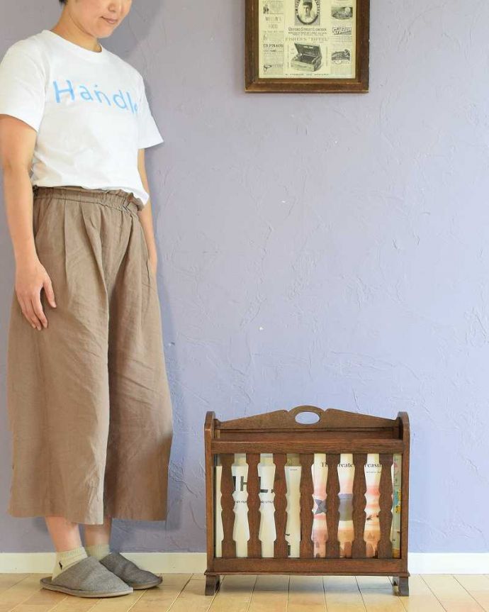 マガジンラック　アンティーク家具　木製の小さなアンティーク家具、持ち手と仕切りが付いた便利なマガジンラック。使いやすさNo.1！みんなが使える便利なアンティークどこのお家でも使っているマガジンラックも、アンティークだとデザインが素敵だから散らかっている雑誌もオシャレに収納出来ちゃうんです。(j-2537-f)