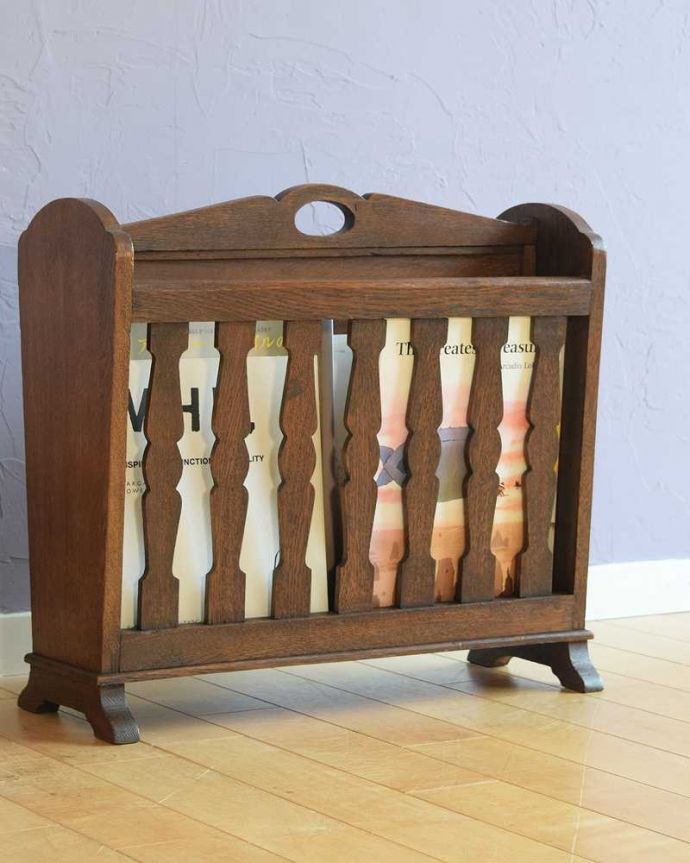 マガジンラック　アンティーク家具　木製の小さなアンティーク家具、持ち手と仕切りが付いた便利なマガジンラック。ちょっと置いておきたい…をキレイに収納新聞や雑誌など、ついついテーブルの上に置いてしまって雑多に見えるものが、コレさえあればキレイに収納出来てお部屋もスッキリ見えるんです。(j-2537-f)