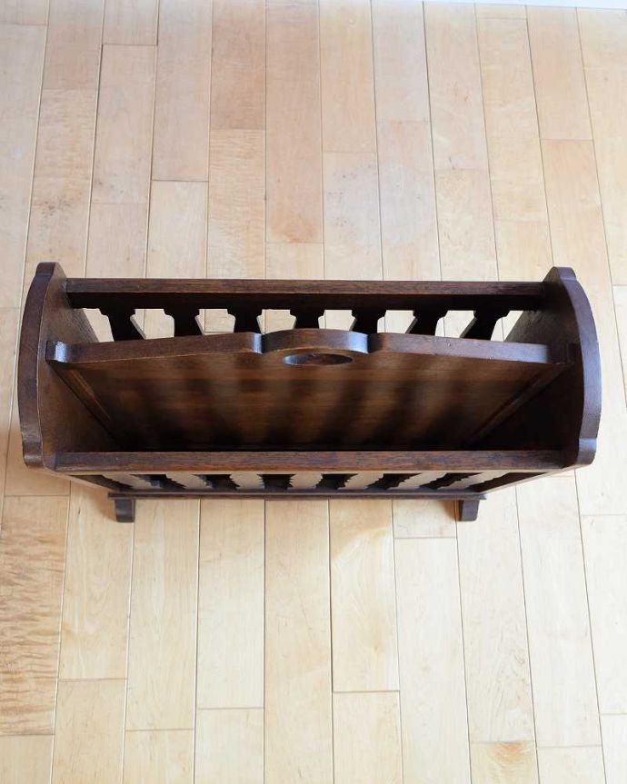 マガジンラック　アンティーク家具　木製の小さなアンティーク家具、持ち手と仕切りが付いた便利なマガジンラック。雑誌を入れる部分もキレイに修復しましたアンティークは新品ではないので経年変化によるキズはありますが、専門の職人がキレイにお直ししました。(j-2537-f)