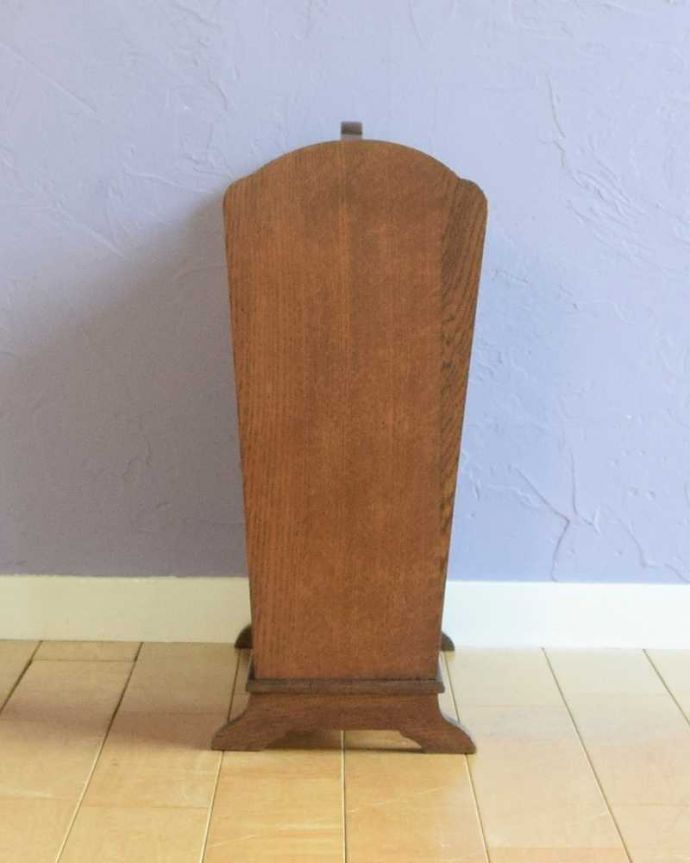 マガジンラック　アンティーク家具　木製の小さなアンティーク家具、持ち手と仕切りが付いた便利なマガジンラック。横から見てもキレイです360度、どの角度から見てもキレイに仕上がっています。(j-2537-f)