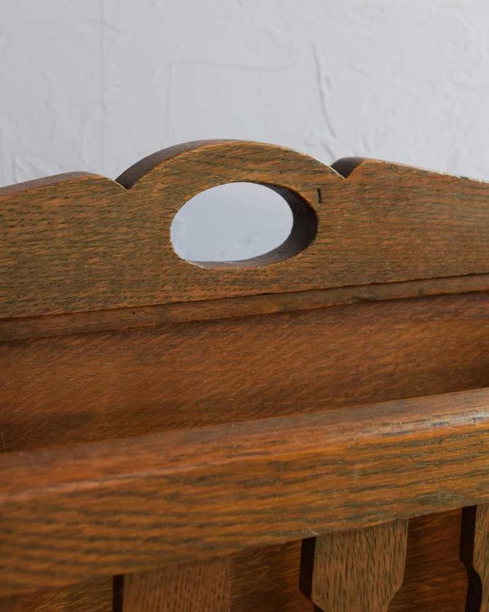 マガジンラック　アンティーク家具　木製の小さなアンティーク家具、持ち手と仕切りが付いた便利なマガジンラック。片手でラクラク運べますデザインの一部になっている持ち手を持って運べば持ち運びもラクラク！。(j-2537-f)