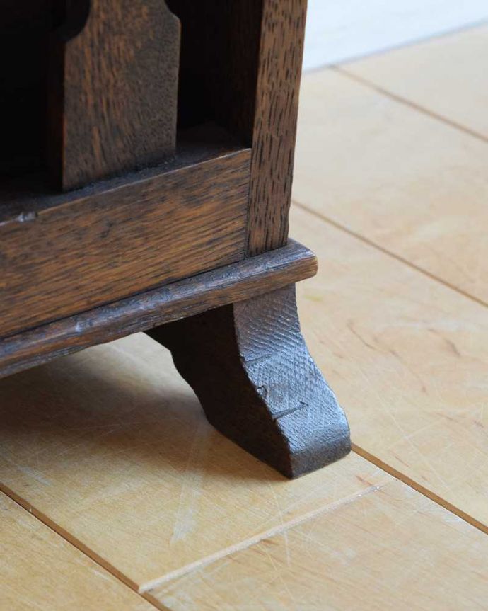 マガジンラック　アンティーク家具　木製の小さなアンティーク家具、持ち手と仕切りが付いた便利なマガジンラック。持ち上げなくても移動ラクラクHandleのアンティーク家具の足の裏にはフェルトキーパーをお付けしています。(j-2537-f)