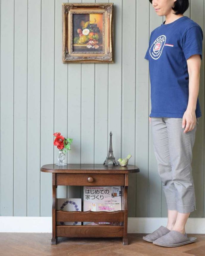 マガジンラック　アンティーク家具　どちらからも便利に使える引き出し付きのアンティークのマガジンラック。引き出しも棚もついた使いやすさNo１のマガジンラック実はこの引き出し、前にも後ろにも取っ手が付いていてどちらからでも使えちゃうんです！（モデルの身長は159cmです）。(j-2538-f)