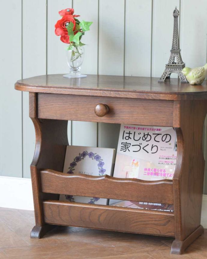 マガジンラック　アンティーク家具　どちらからも便利に使える引き出し付きのアンティークのマガジンラック。ちょっと置いておきたい…をキレイに収納新聞や雑誌など、ついついテーブルの上に置いてしまって雑多に見えるものが、コレさえあればキレイに収納出来てお部屋もスッキリ見えるんです。(j-2538-f)