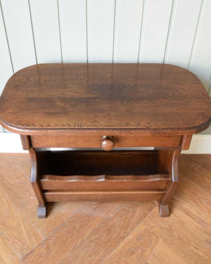 マガジンラック　アンティーク家具　どちらからも便利に使える引き出し付きのアンティークのマガジンラック。雑誌を入れる部分もキレイに修復しましたアンティークは新品ではないので経年変化によるキズはありますが、専門の職人がキレイにお直ししました。(j-2538-f)