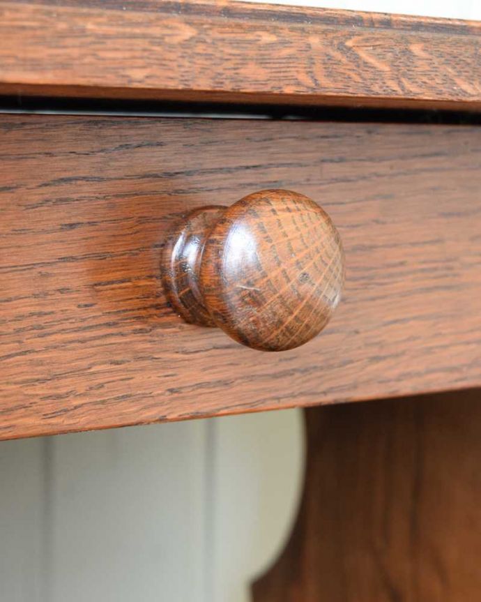 マガジンラック　アンティーク家具　どちらからも便利に使える引き出し付きのアンティークのマガジンラック。風合いがいい感じの取っ手。(j-2538-f)