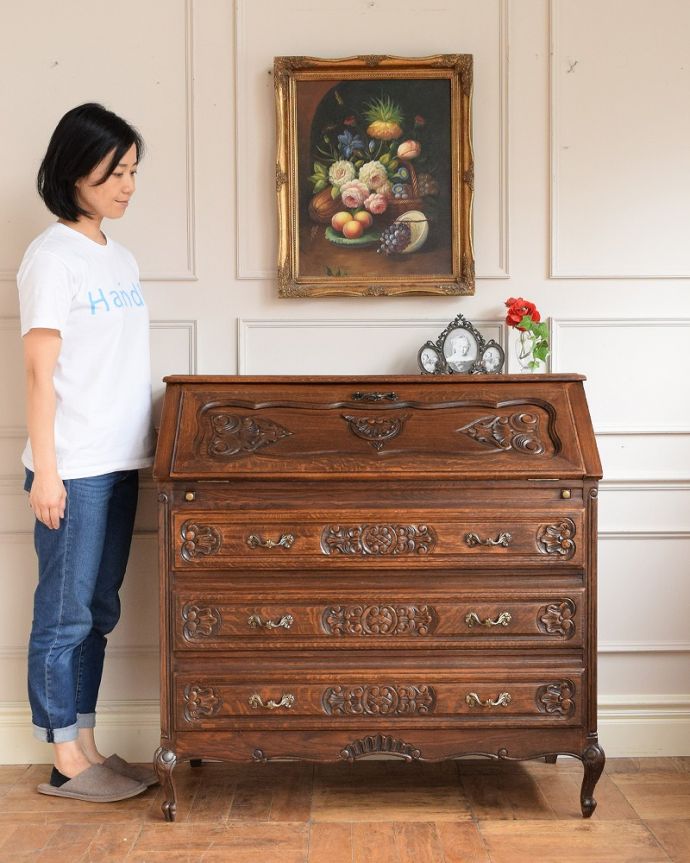 ビューロー　アンティーク家具　フランスで見つけた彫りが隅々まである美しいアンティークビューロー（デスク）。優雅な気分が過ごせる大人のビューローフランスらしく美しい彫り。(j-2539-f)