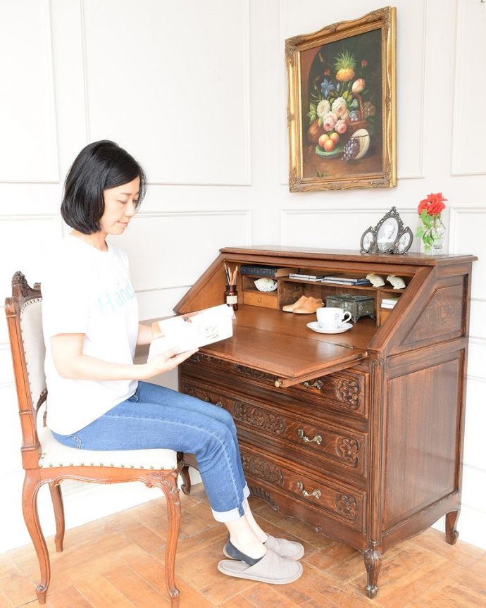 ビューロー　アンティーク家具　フランスで見つけた彫りが隅々まである美しいアンティークビューロー（デスク）。あっという間に大人のデスク扉を前に倒すとデスクが登場。(j-2539-f)