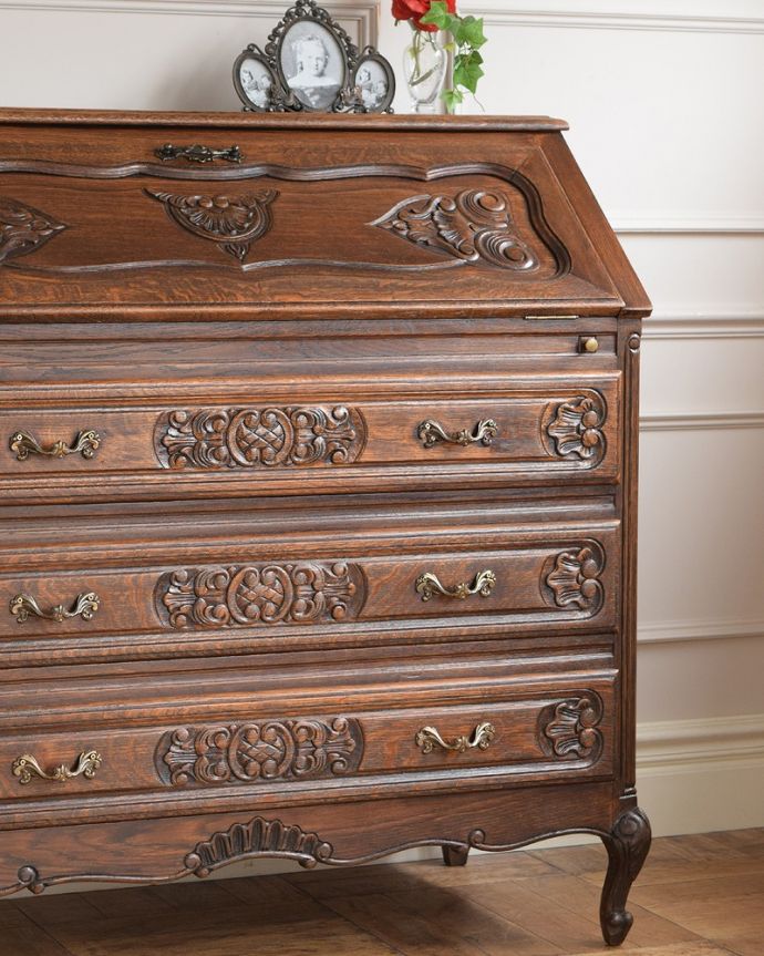 ビューロー　アンティーク家具　フランスで見つけた彫りが隅々まである美しいアンティークビューロー（デスク）。フランスらしい彫りの美しさにうっとりやっぱり自慢は惚れ惚れしちゃう彫り。(j-2539-f)