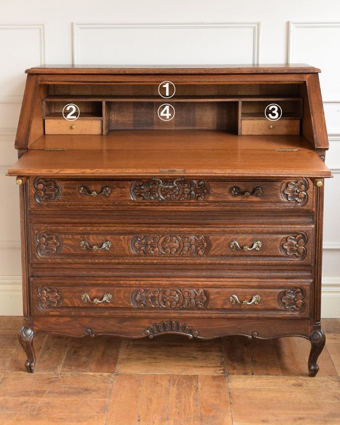 ビューロー　アンティーク家具　フランスで見つけた彫りが隅々まである美しいアンティークビューロー（デスク）。お片付け上手になっちゃう仕切り細々としたものがキレイに収納できるように細かく仕切られているので、いろんなものをスッキリ片付けられます。(j-2539-f)