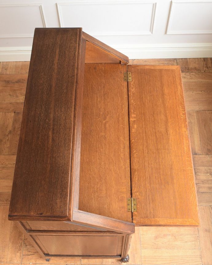 ビューロー　アンティーク家具　フランスで見つけた彫りが隅々まである美しいアンティークビューロー（デスク）。デスクの天板もキレイです気になるデスクの天板も専門の職人がキレイに仕上げました。(j-2539-f)