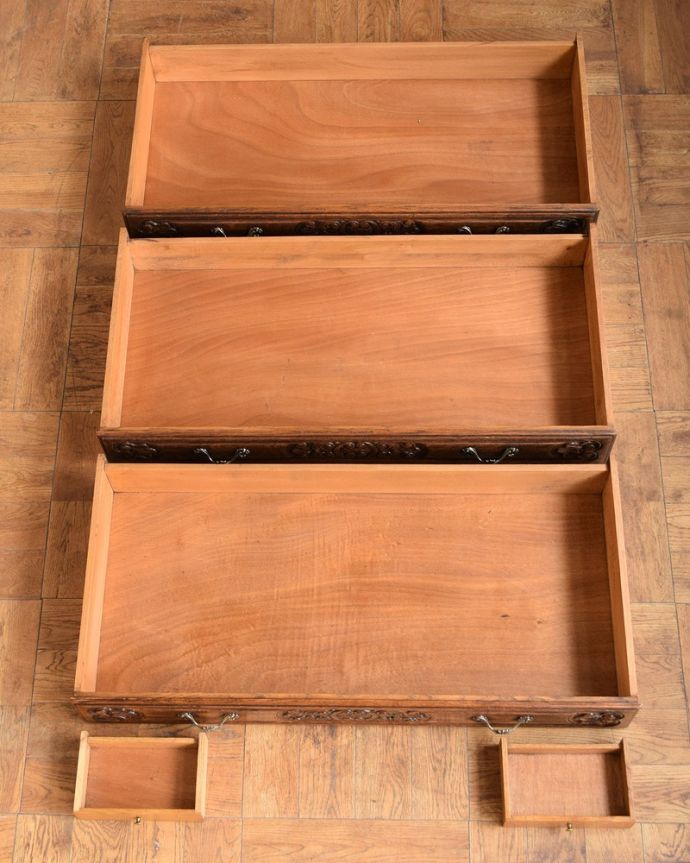 ビューロー　アンティーク家具　フランスで見つけた彫りが隅々まである美しいアンティークビューロー（デスク）。引き出しの中も･･･もちろん引き出しの中もキレイに仕上げました。(j-2539-f)