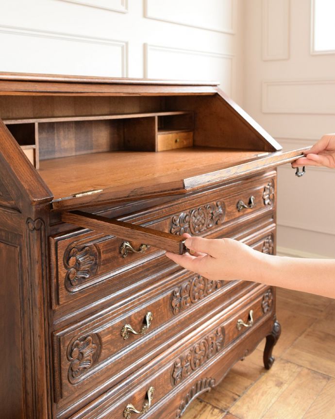 ビューロー　アンティーク家具　フランスで見つけた彫りが隅々まである美しいアンティークビューロー（デスク）。あっという間にデスクが登場フラップ扉を前に倒すだけで、あっという間にデスクになります。(j-2539-f)