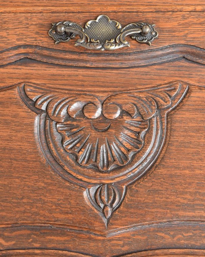 ビューロー　アンティーク家具　フランスで見つけた彫りが隅々まである美しいアンティークビューロー（デスク）。惚れ惚れしちゃう美しさこんなに堅い無垢材に一体どうやって彫ったんだろう？と不思議になるくらい細かい彫にうっとりです。(j-2539-f)