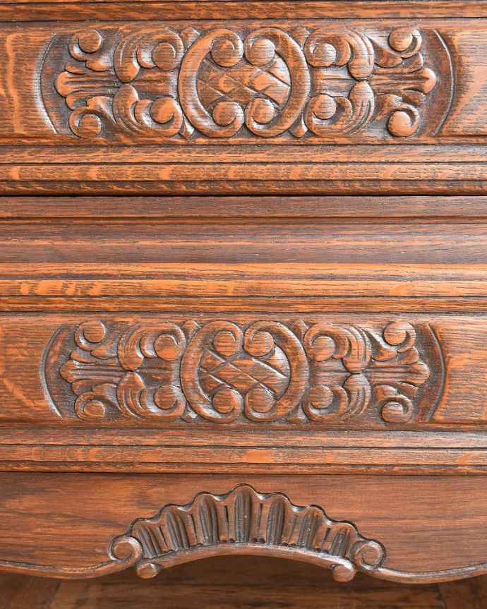 ビューロー　アンティーク家具　フランスで見つけた彫りが隅々まである美しいアンティークビューロー（デスク）。いろんな場所にこだわり彫のデザインもいろいろです。(j-2539-f)