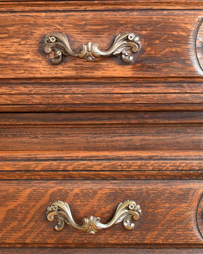 ビューロー　アンティーク家具　フランスで見つけた彫りが隅々まである美しいアンティークビューロー（デスク）。アンティークらしい取っ手取っ手にもこだわりが感じられます。(j-2539-f)