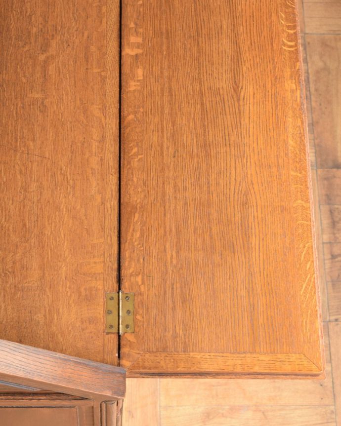 ビューロー　アンティーク家具　フランスで見つけた彫りが隅々まである美しいアンティークビューロー（デスク）。デスク部分を近くで見てみるとこんな感じでキレイにお直ししてあります。(j-2539-f)