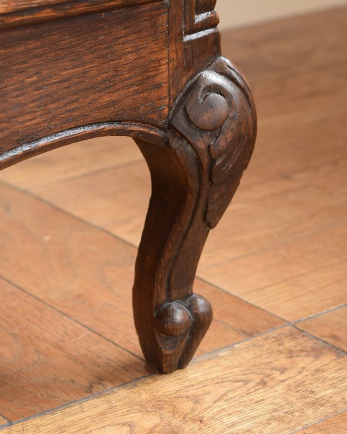 ビューロー　アンティーク家具　フランスで見つけた彫りが隅々まである美しいアンティークビューロー（デスク）。女性１人でラクラ運べちゃうんですHandleのアンティークは、脚の裏にフェルトキーパーをお付けしています。(j-2539-f)