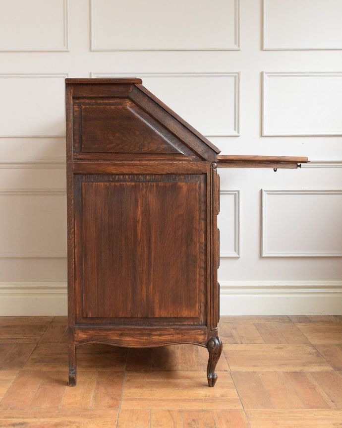 ビューロー　アンティーク家具　フランスで見つけた彫りが隅々まである美しいアンティークビューロー（デスク）。横から見ても素敵なんですもちろん横顔もフランス家具らしい美しさ。(j-2539-f)