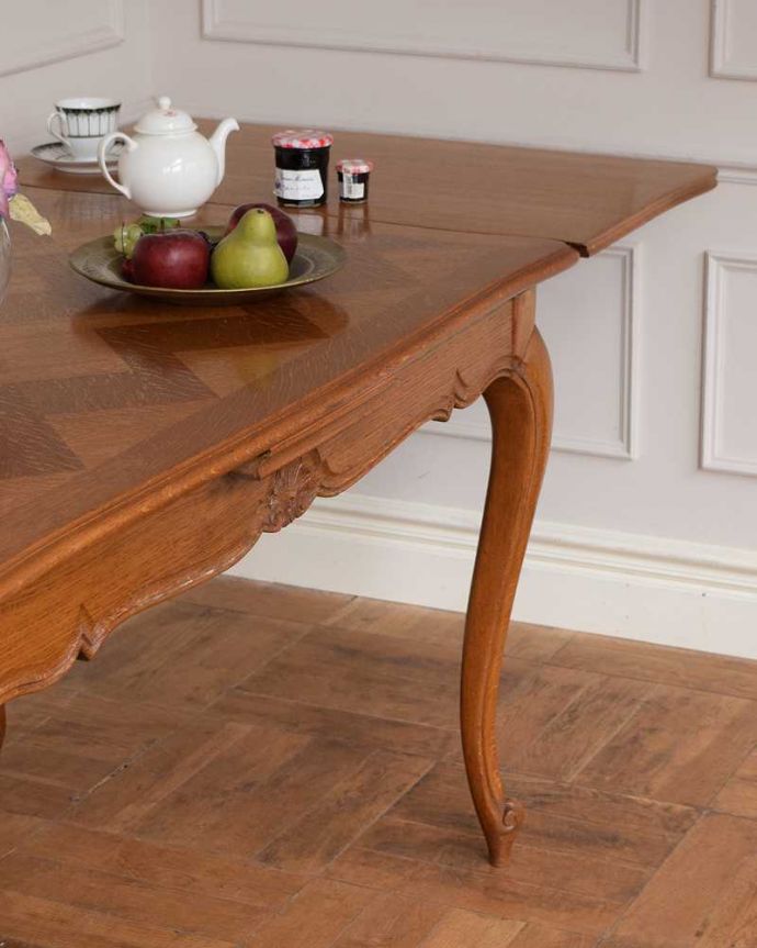 アンティークのテーブル アンティーク家具 3つサイズが楽しめるアンティーク家具、伸張式のダイニングテーブル。やっぱり脚の美しさが自慢なんです!一番最初に目に飛び込んでくるフレンチカブリオレレッグ。(j-2540-f)