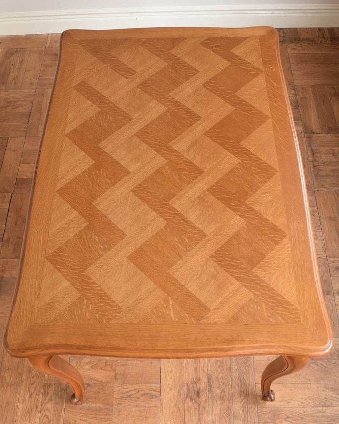 アンティークのテーブル アンティーク家具 3つサイズが楽しめるアンティーク家具、伸張式のダイニングテーブル。上から見るとこんな形リーフを開く前はこんな形です。(j-2540-f)