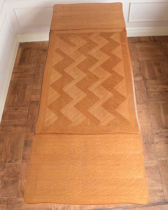 アンティークのテーブル アンティーク家具 3つサイズが楽しめるアンティーク家具、伸張式のダイニングテーブル。大きく広げてみると・・・両方のリーフを開くと、たっぷり使える天板の広さ。(j-2540-f)