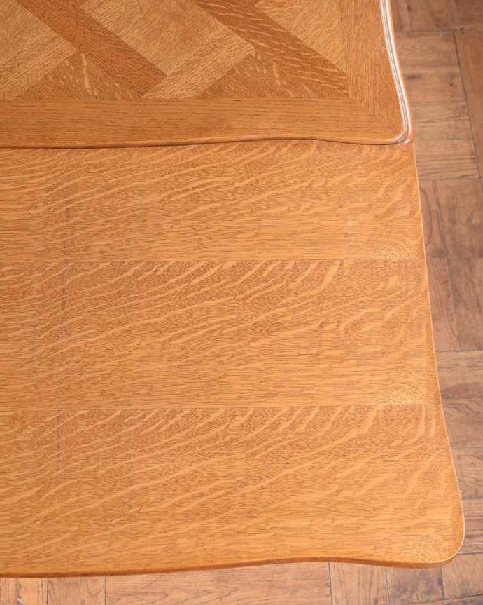 アンティークのテーブル アンティーク家具 3つサイズが楽しめるアンティーク家具、伸張式のダイニングテーブル。近づいて見てみると、さらに美しい天板の模様天板の模様だけでもステキに見えちゃうフランスらしいテーブルを使えば、毎日の食事の時間がなんだかスペシャルになります。(j-2540-f)