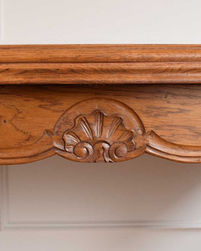 アンティークのテーブル アンティーク家具 3つサイズが楽しめるアンティーク家具、伸張式のダイニングテーブル。フランスらしい彫りフランスらしさの象徴とも言える、優雅な彫りの装飾。(j-2540-f)